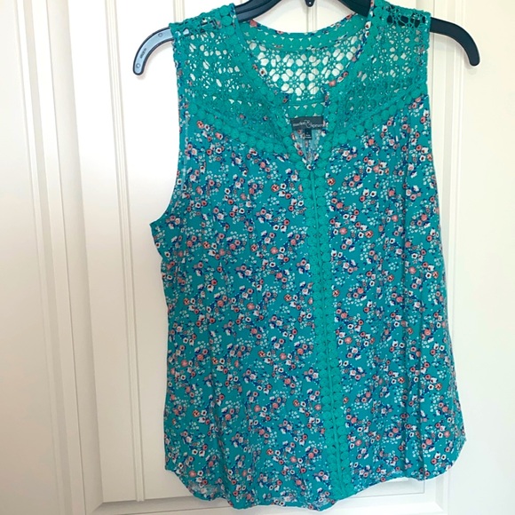 Market & Spruce Top! - Picture 1 of 4